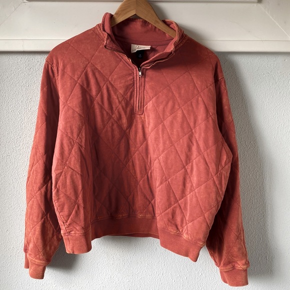 Universal Thread Tops - NWOT Universal thread Quilted pullover top